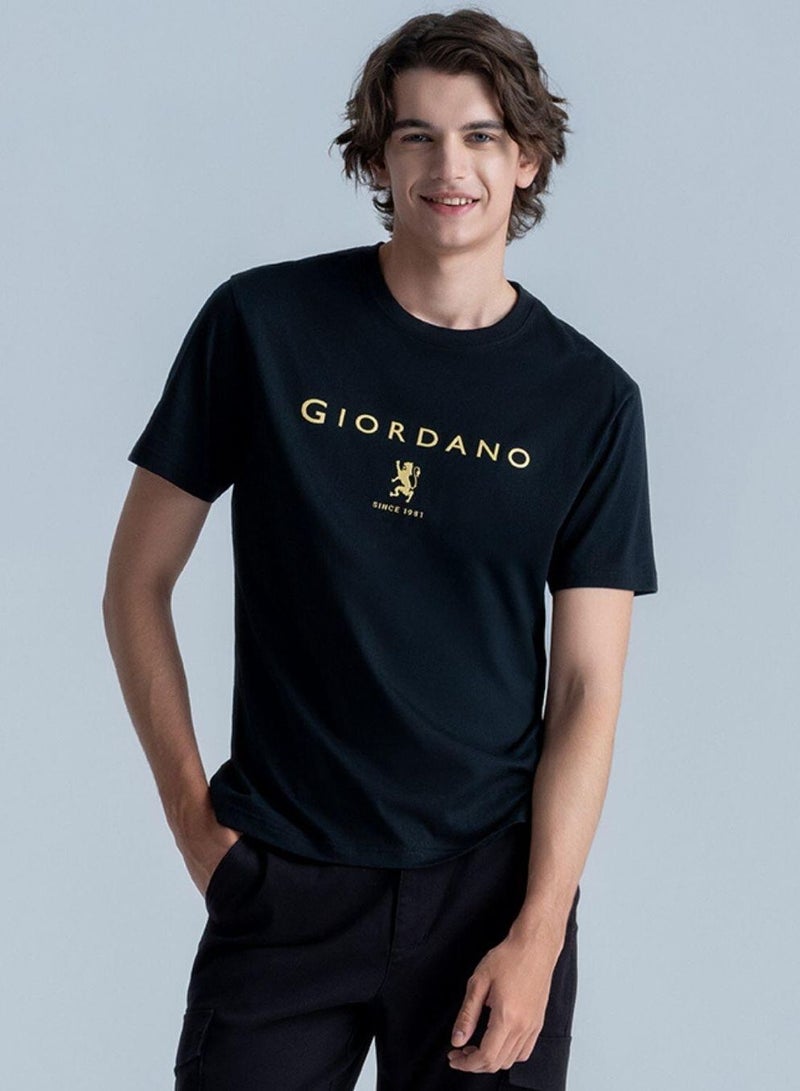 GIORDANO Men's Cotton Signature Print Slim Fit Tee - Image 1