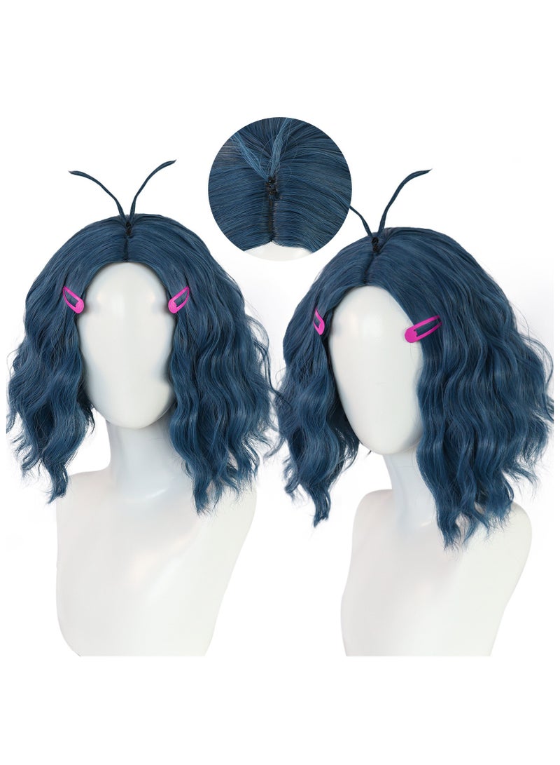 عام باروكة كاملة لشخصية مومو من فيلم Inside Out 2، بلون أزرق وشعر قصير مجعد وكثيف، تعيد تصفيفة الشعر الخاصة بالشخصية بدقة. - Image 1