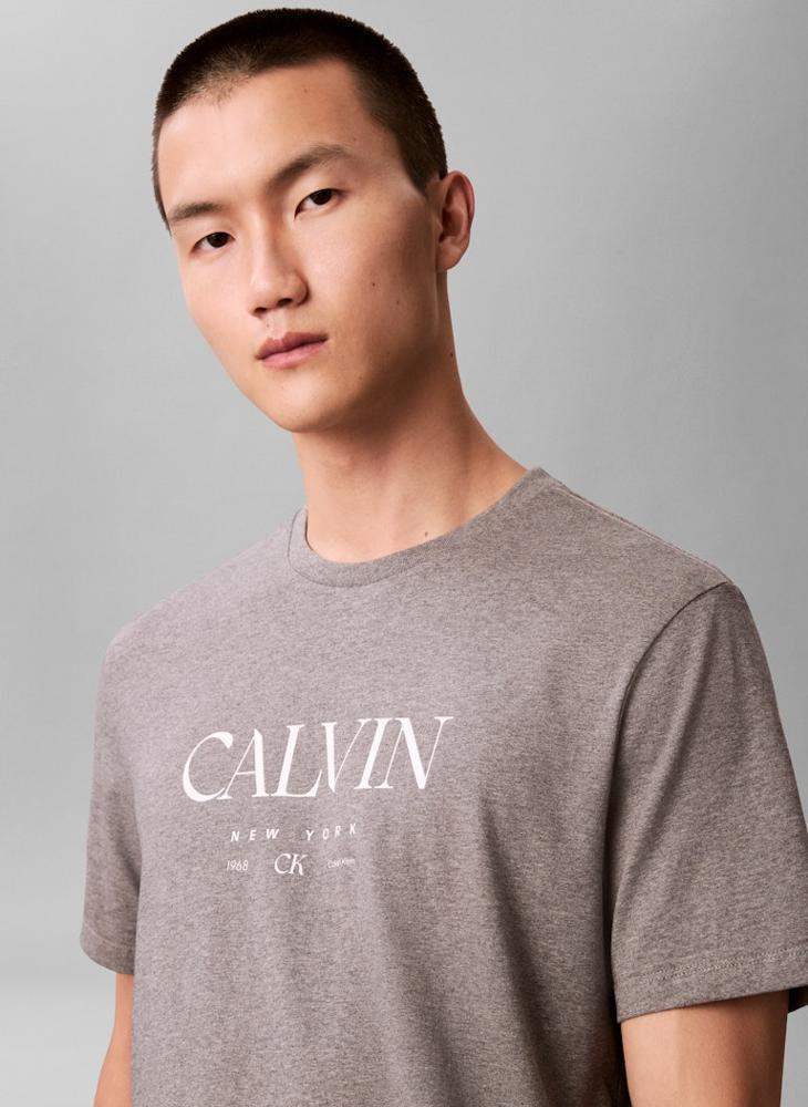 كالفن كلاين تيشيرت بياقة دائرية برسومات - Image 4