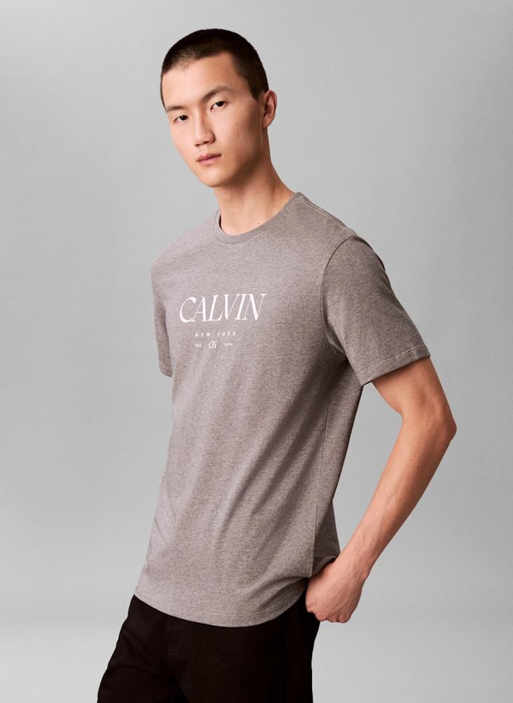 كالفن كلاين تيشيرت بياقة دائرية برسومات - Image 3