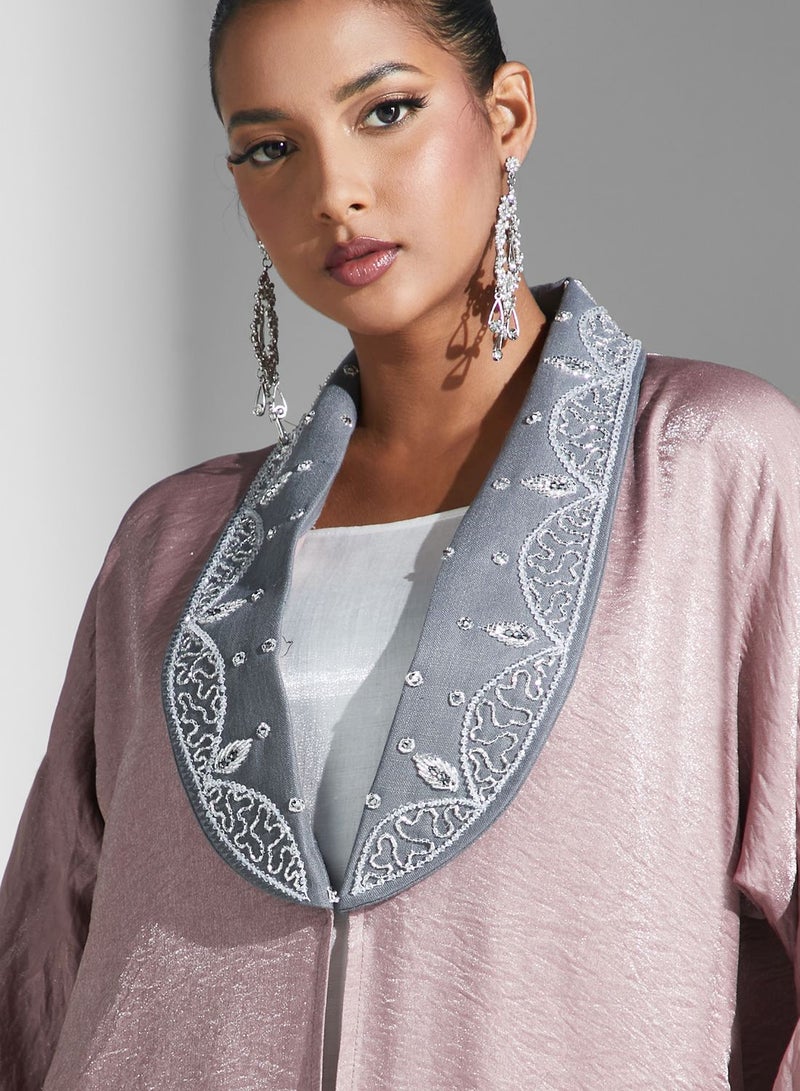 آرا عباية بأكمام واسعة وتفاصيل ياقة - Image 3