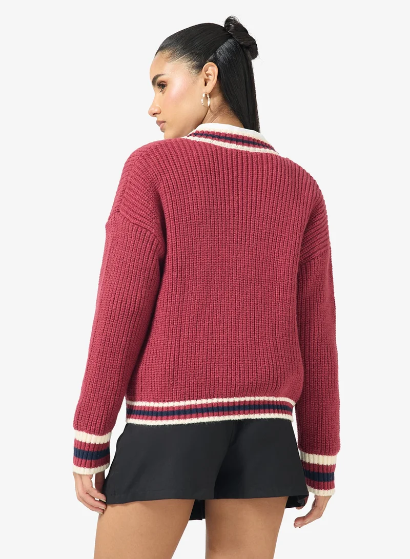 جينجر كارديجان بأسلوب الكلية محبوك بالكابل