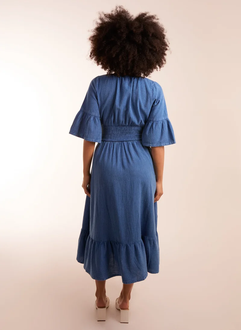 بلو فانيلا فستان ميدي بياقة على شكل حرف  وكسرات