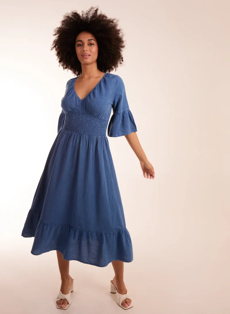 بلو فانيلا فستان ميدي بياقة على شكل حرف  وكسرات