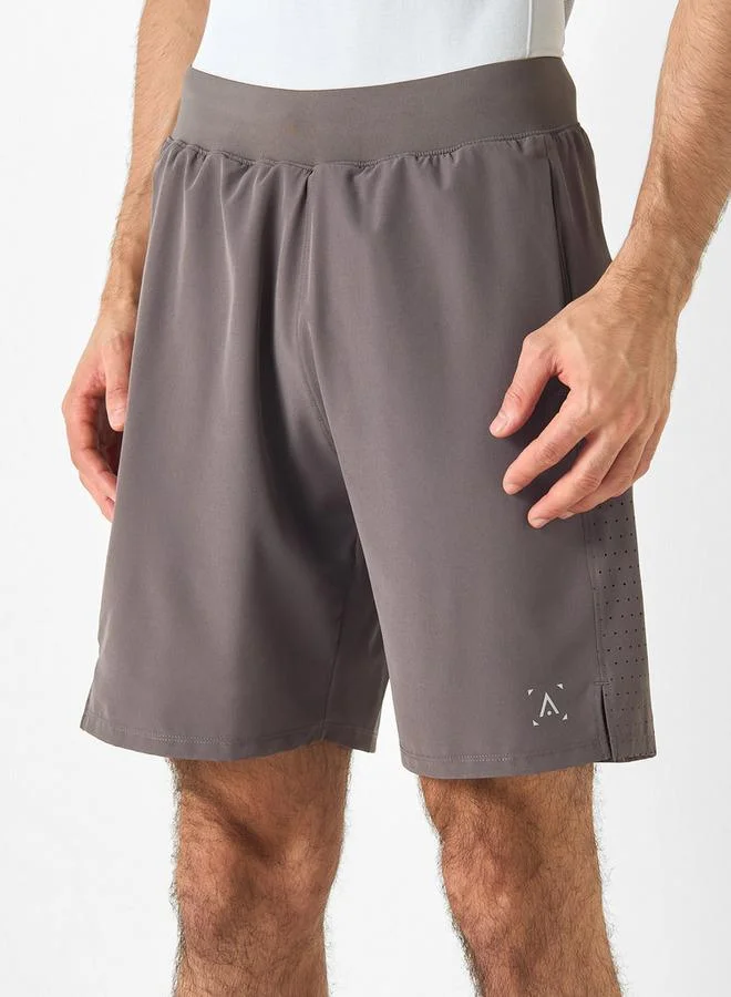 ادوت من سبلاش شورت بتفاصيل متباينة وخصر مطاطي