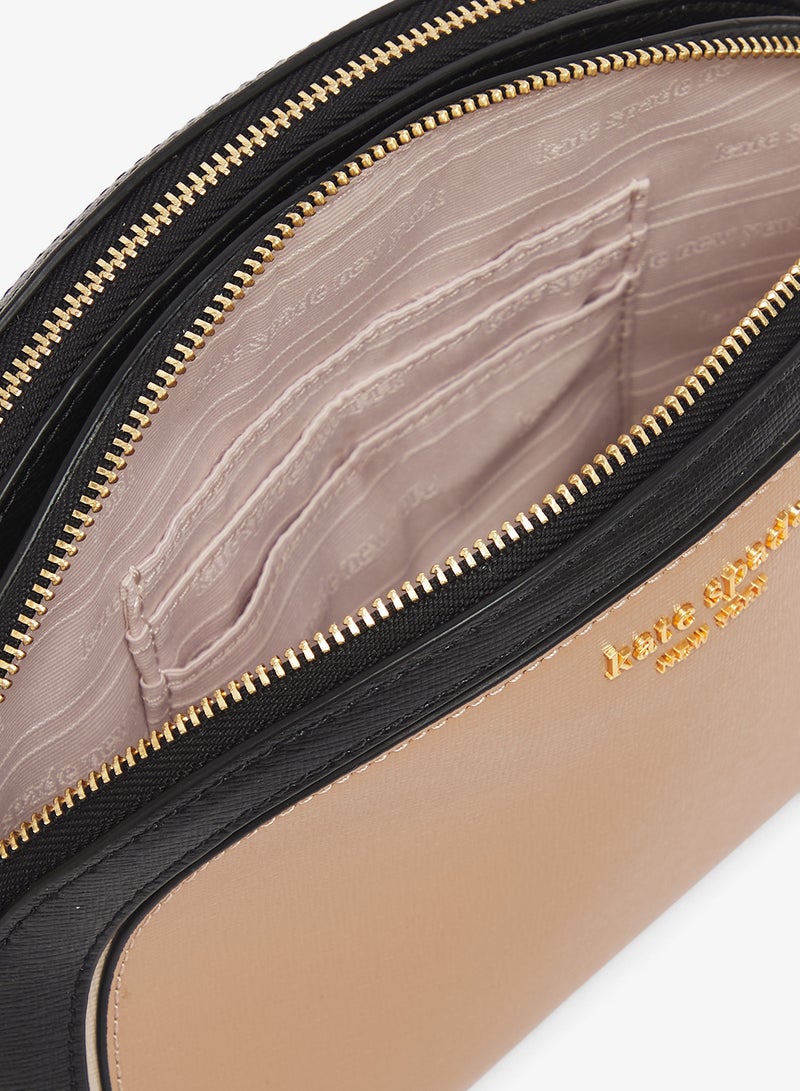 كيت سبيد حقيبة كروس بودي بسحاب وتفاصيل شعار - Image 5