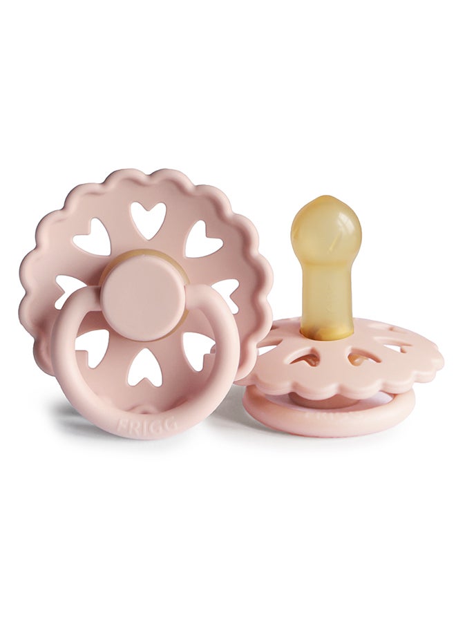 FRIGG لهاية FRIGG فانتازيا من اللاتكس للأطفال 6-18 شهر 1-Pack الفتاة التي تبيع الكبريت - الحجم 2 - Image 2