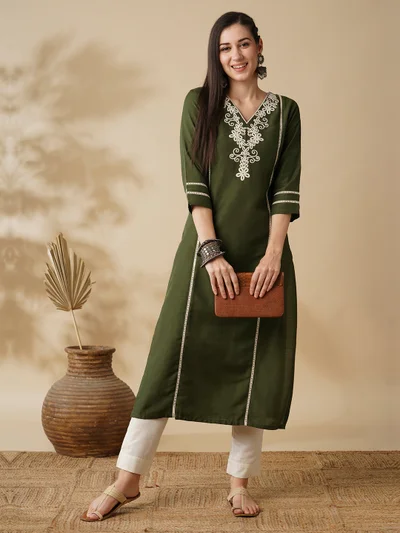 globus Globus Women Floral Embroidered Straight Kurta