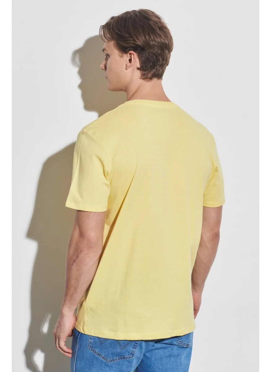 رانجلر Men's Yellow Crew Neck T-Shirt