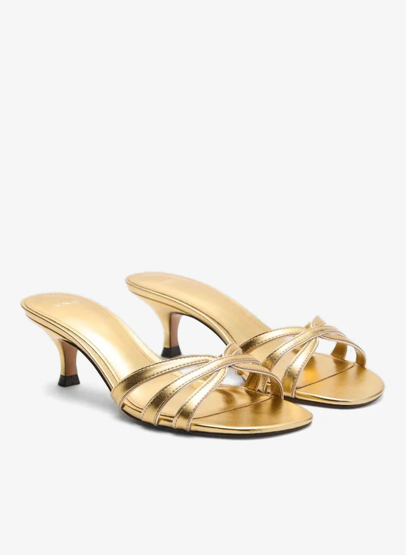 مانجو صنادل بكعب قطة مع أشرطة