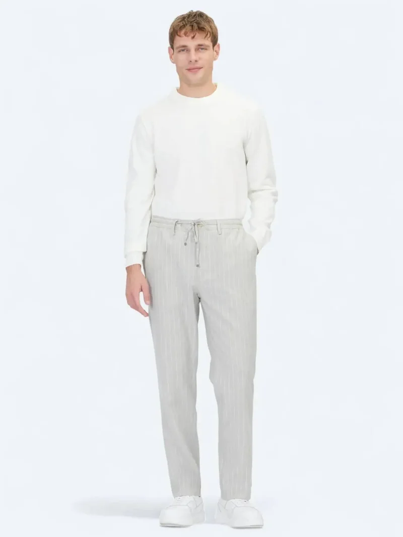 كيب بنطال رياضي رمادي اللون بقصة مريحة من مزيج الكتان