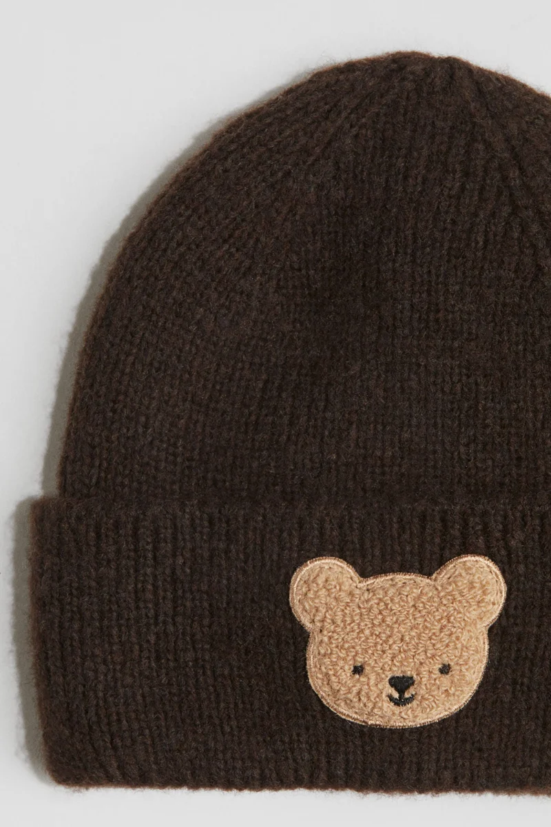 اتش اند ام قبعة بيني مُطرزة