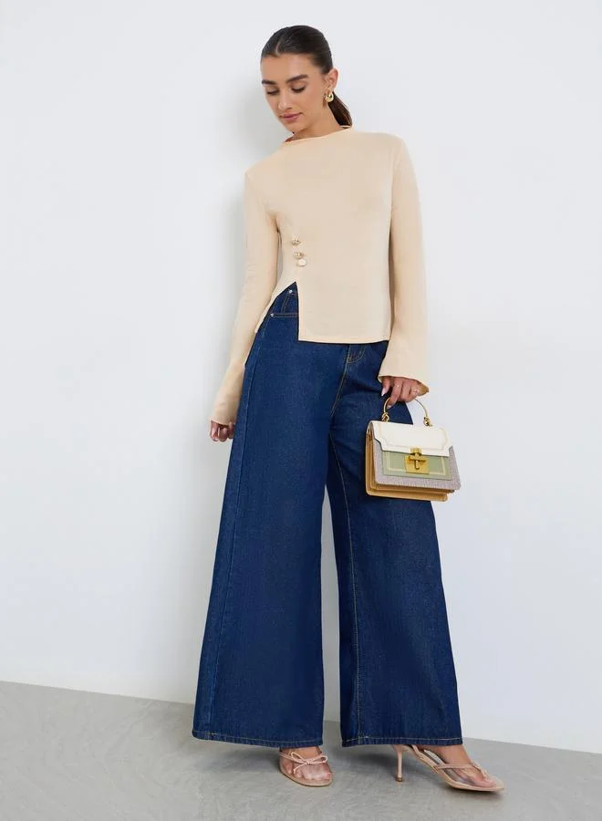 ستايلي تيشيرت بحافة مشقوقة وتفاصيل أزرار