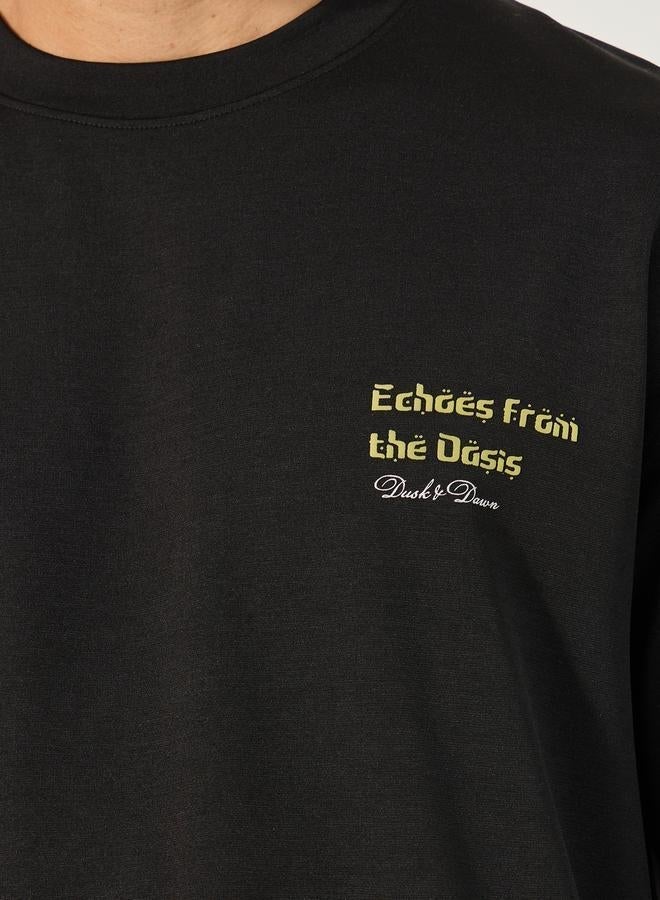 ستايلي تيشيرت كبير بطباعة جرافيك منسوجة - Image 4