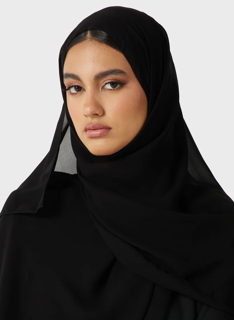 هيا كلوزيت عباية مزينة بالدانتيل وأكمام واسعة