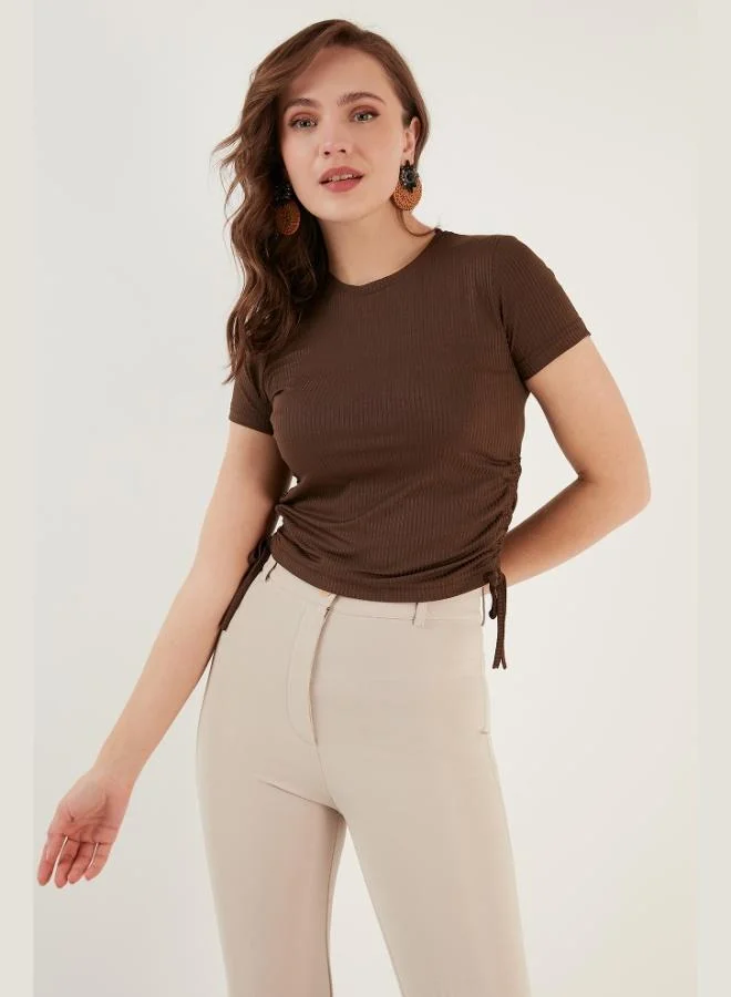 ليلا بلوزة قصيرة بأكمام قصيرة بلمسة جانبية من ليلا للنساء