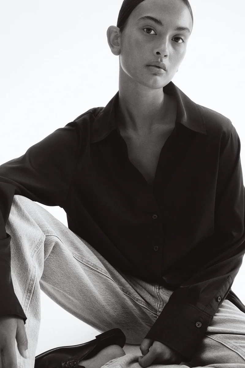 اتش اند ام بلوزة بقبة على شكل حرف الـV