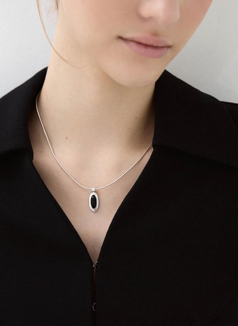 Slim chain with oval pendant