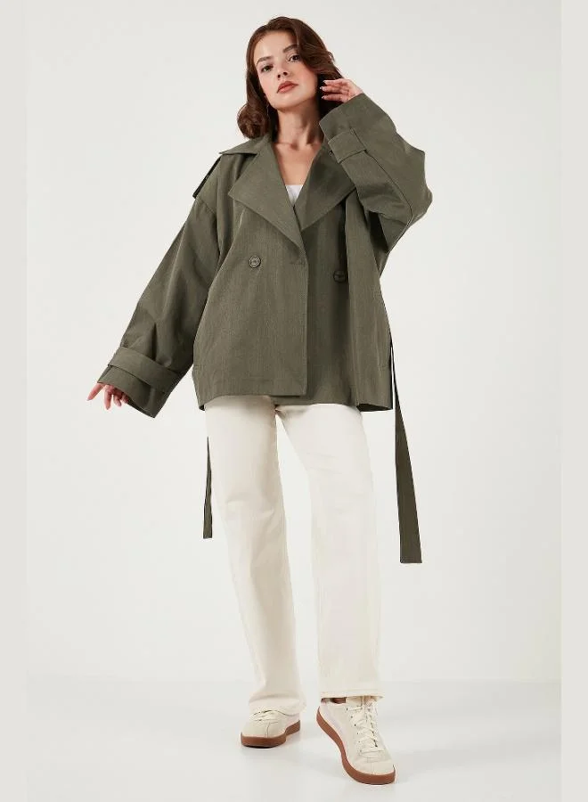 ليلا معطف ترنش نسائي من ليلا بقصة واسعة وياقة مزدوجة الصدر وحزام وأزرار