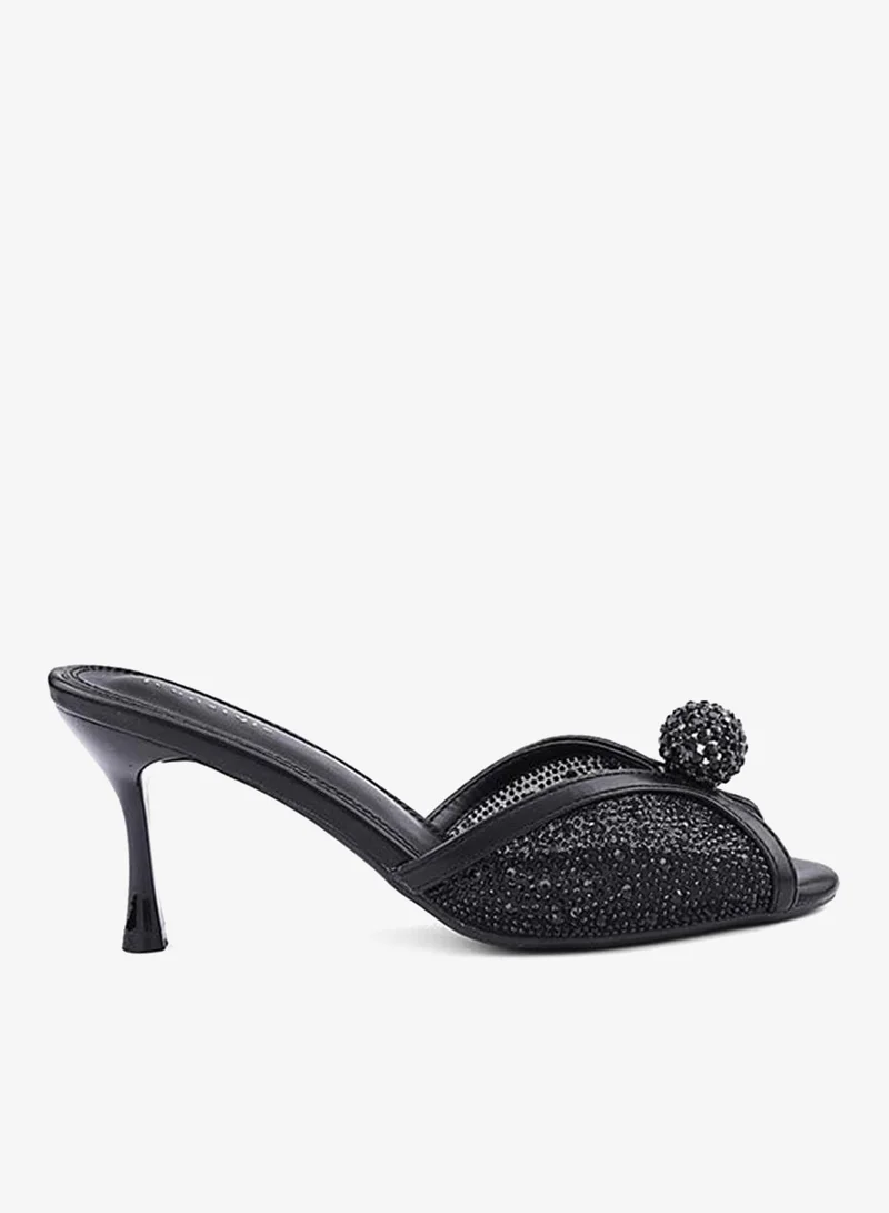 أيقون صنادل بكعب مزينة بأشرطة