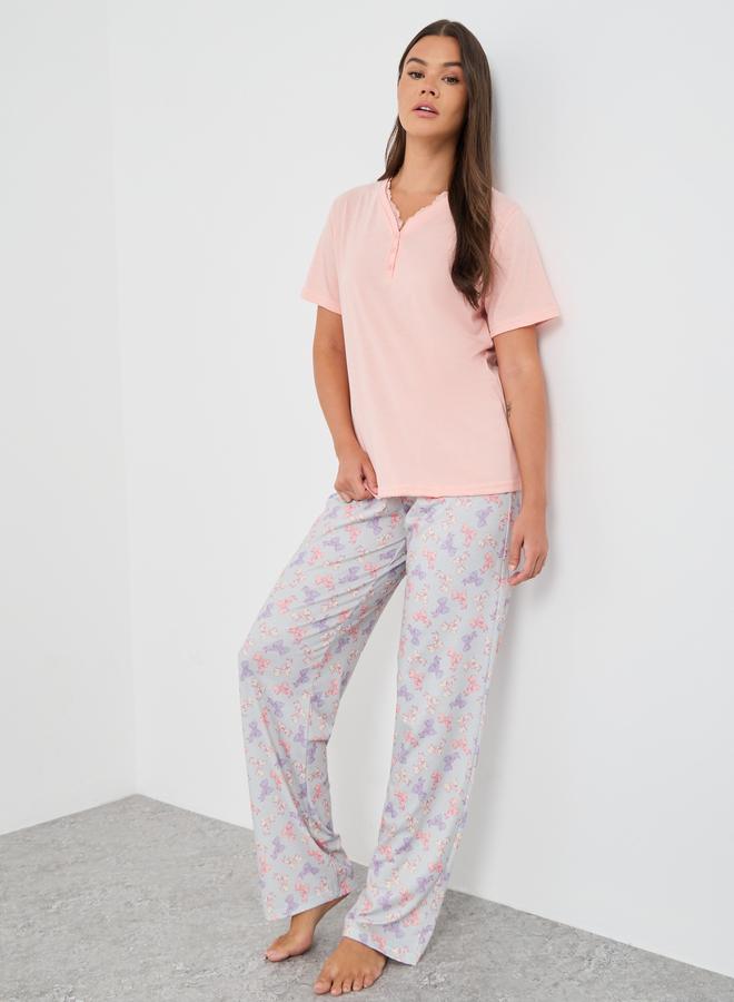 ستايلي طقم بيجامة قطعتين تي شيرت بأكمام قصيرة وياقة على شكل حرف  وطبعات - Image 1