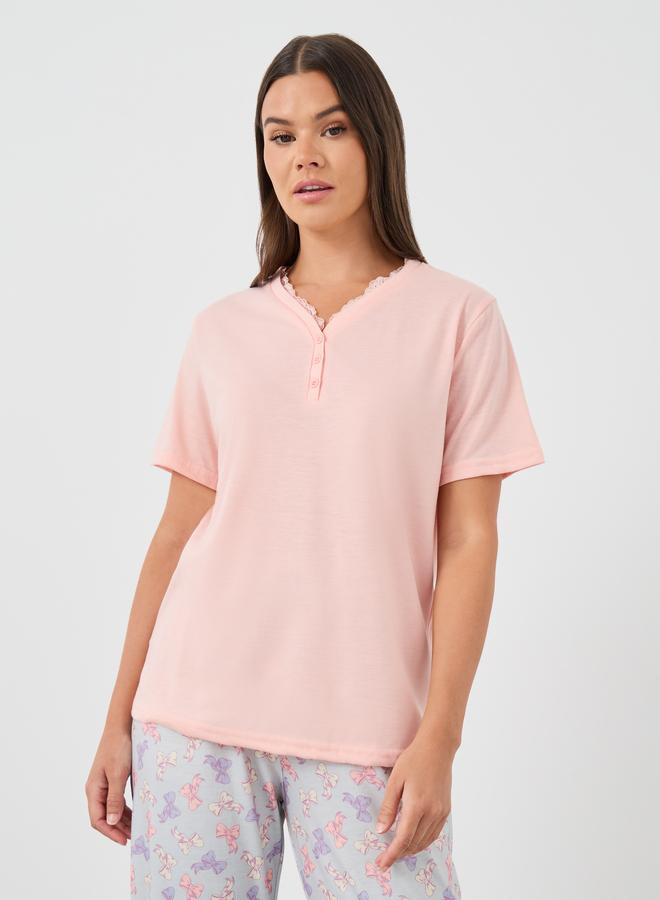 ستايلي طقم بيجامة قطعتين تي شيرت بأكمام قصيرة وياقة على شكل حرف  وطبعات - Image 2