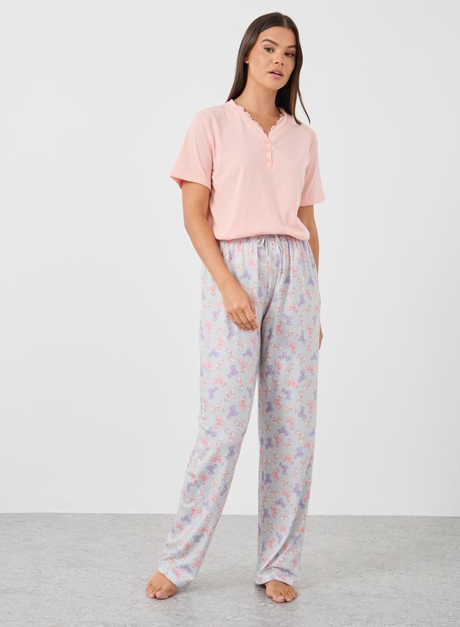 ستايلي طقم بيجامة قطعتين تي شيرت بأكمام قصيرة وياقة على شكل حرف  وطبعات - Image 4