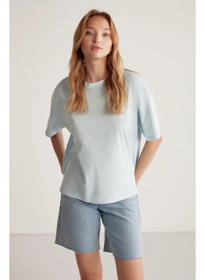 Grimelange Jemmy Women's 100% Organic Cotton Relaxed Fit Slit Round Neck Light Blue T-shirt.