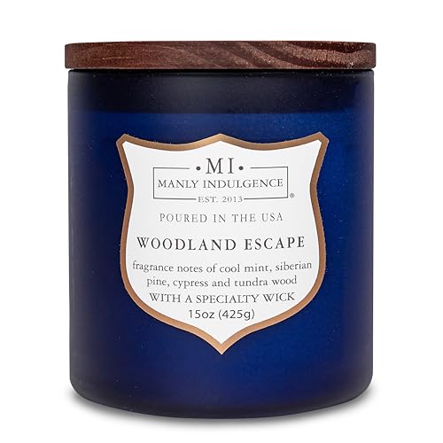 Manly Indulgence شموع مانلي إندولجنس وودلاند إيسكايب المعطرة للرجال، 15 أونصة، فتيل خشبي، شمع صويا مميز، 60 ساعة احتراق، شموع معطرة للمنزل - مصنوعة في الولايات المتحدة الأمريكية - Image 1
