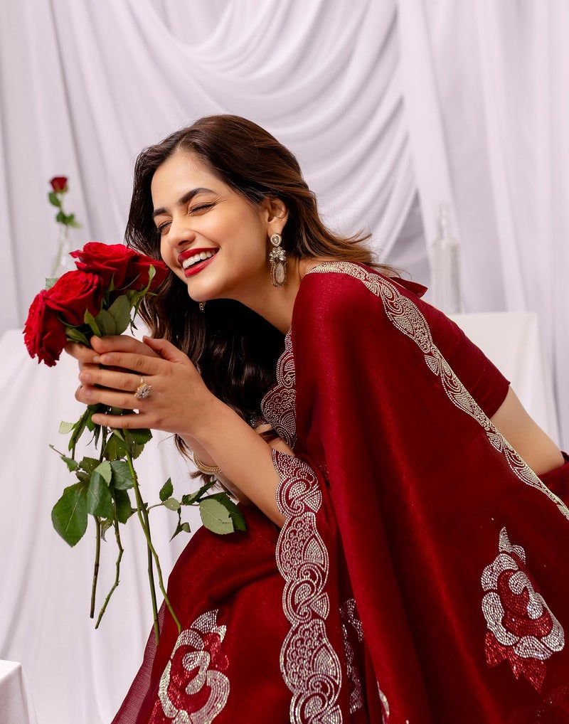 SIRIL Women's Chiffon Stone Work, Scalloped Border Saree With Unstitched Blouse Piece(5059S991_Maroon) - Image 5
