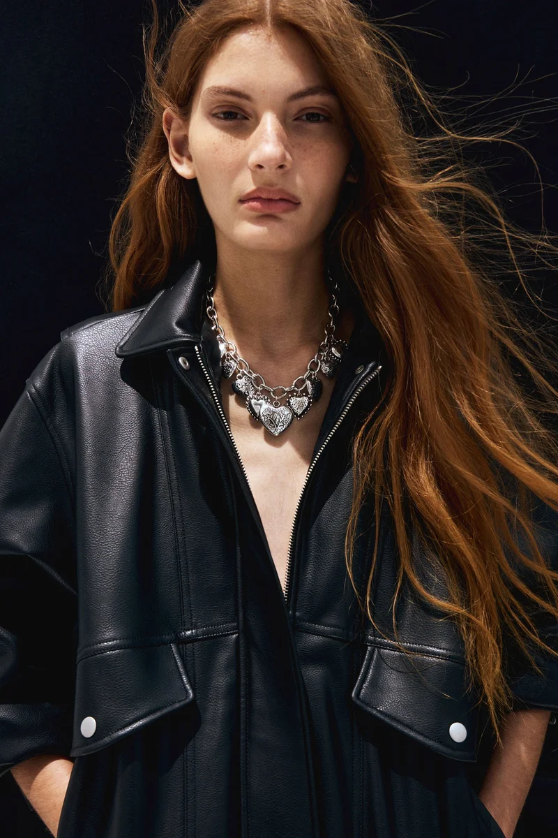 اتش اند ام قلادة مع حلية