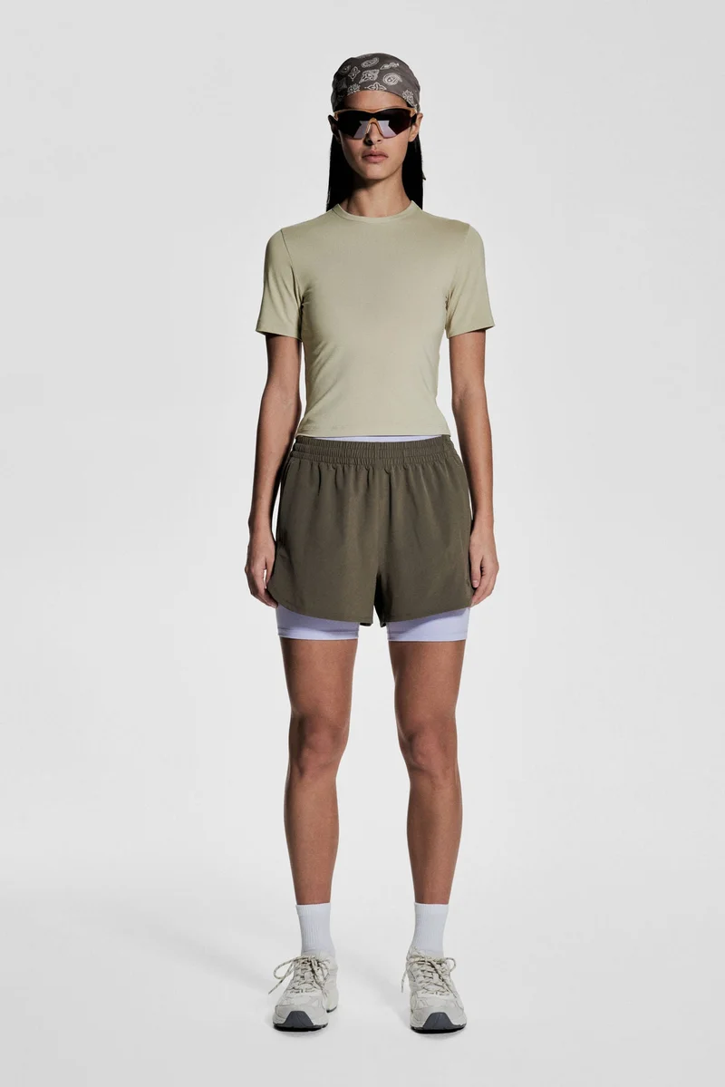 اتش اند ام بلوزة رياضية بقصة قصيرة من نسيج دراي موف