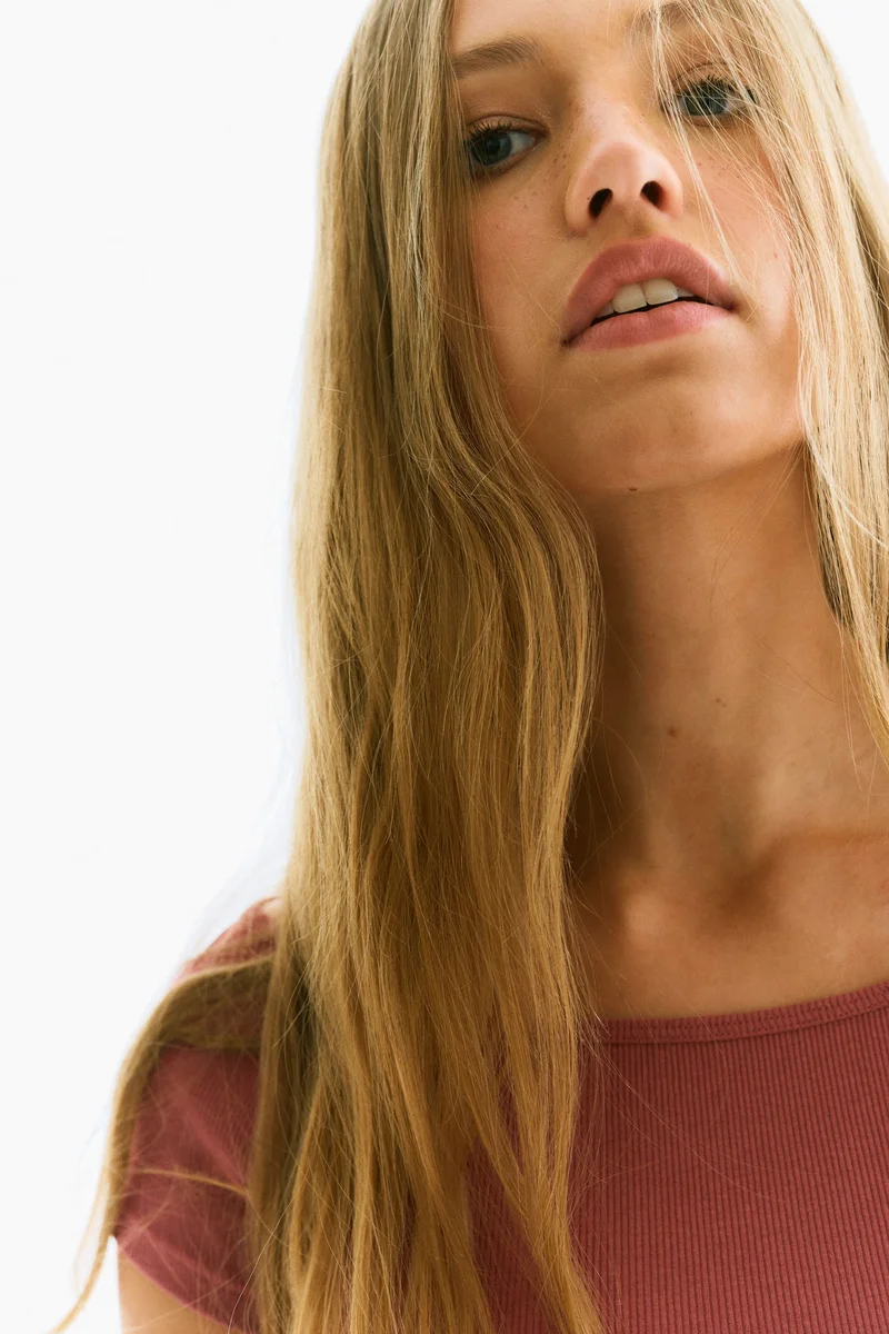 اتش اند ام بلوزة بدون أكتاف من قماش مرن