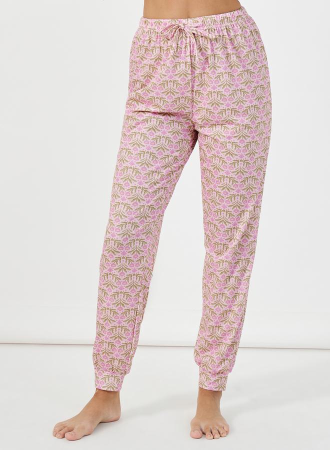 Styli V Neck Scallop Floral Lace Trim T-Shirt & Floral Print Cuffed Pyjama Set - Image 5