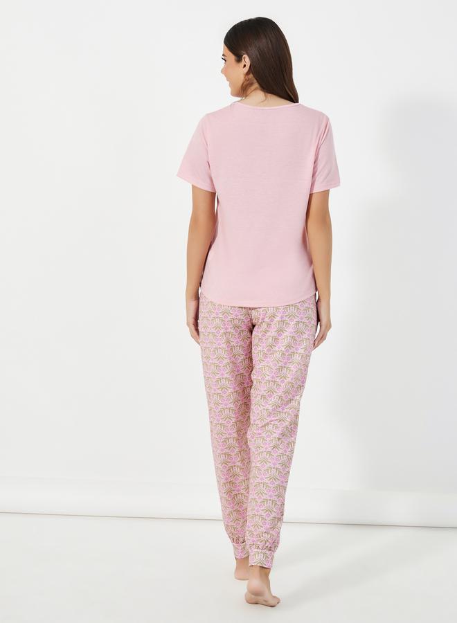 Styli V Neck Scallop Floral Lace Trim T-Shirt & Floral Print Cuffed Pyjama Set - Image 4