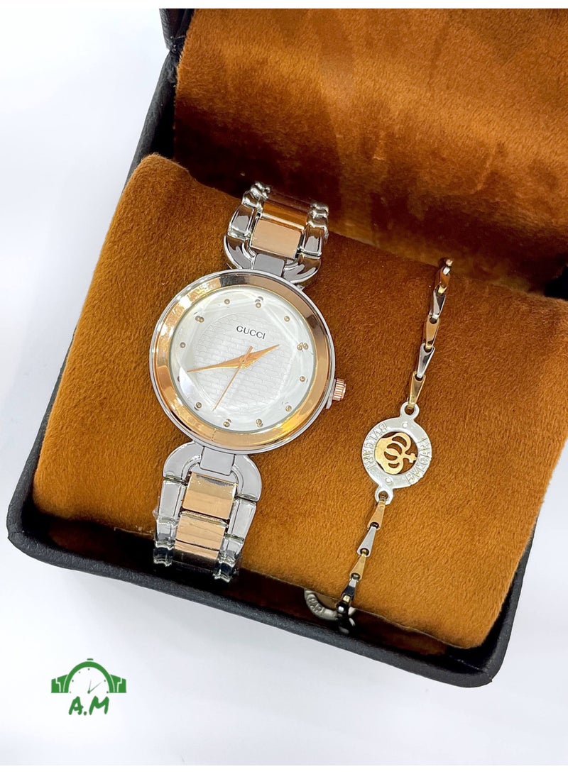 غوتشي طقم ساعة وسوار من جوتشي (طراز GG) للنساء - ساعة أنالوج دائرية بلونين من الذهب الوردي/الفضة مع ميناء أبيض وسوار مزين بأحرف من الحروف الأولى - Image 2