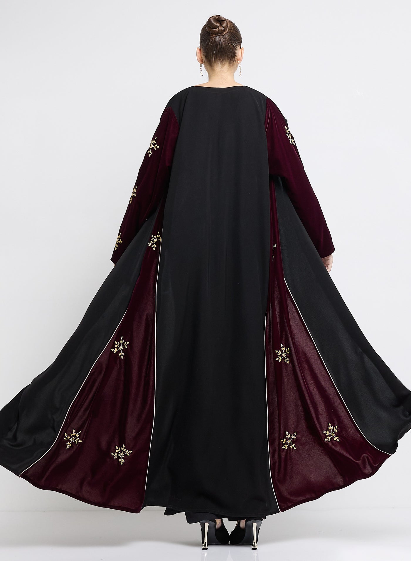 عباية مخملية باللون العنابي مع تطريز وتصميم الجوان...