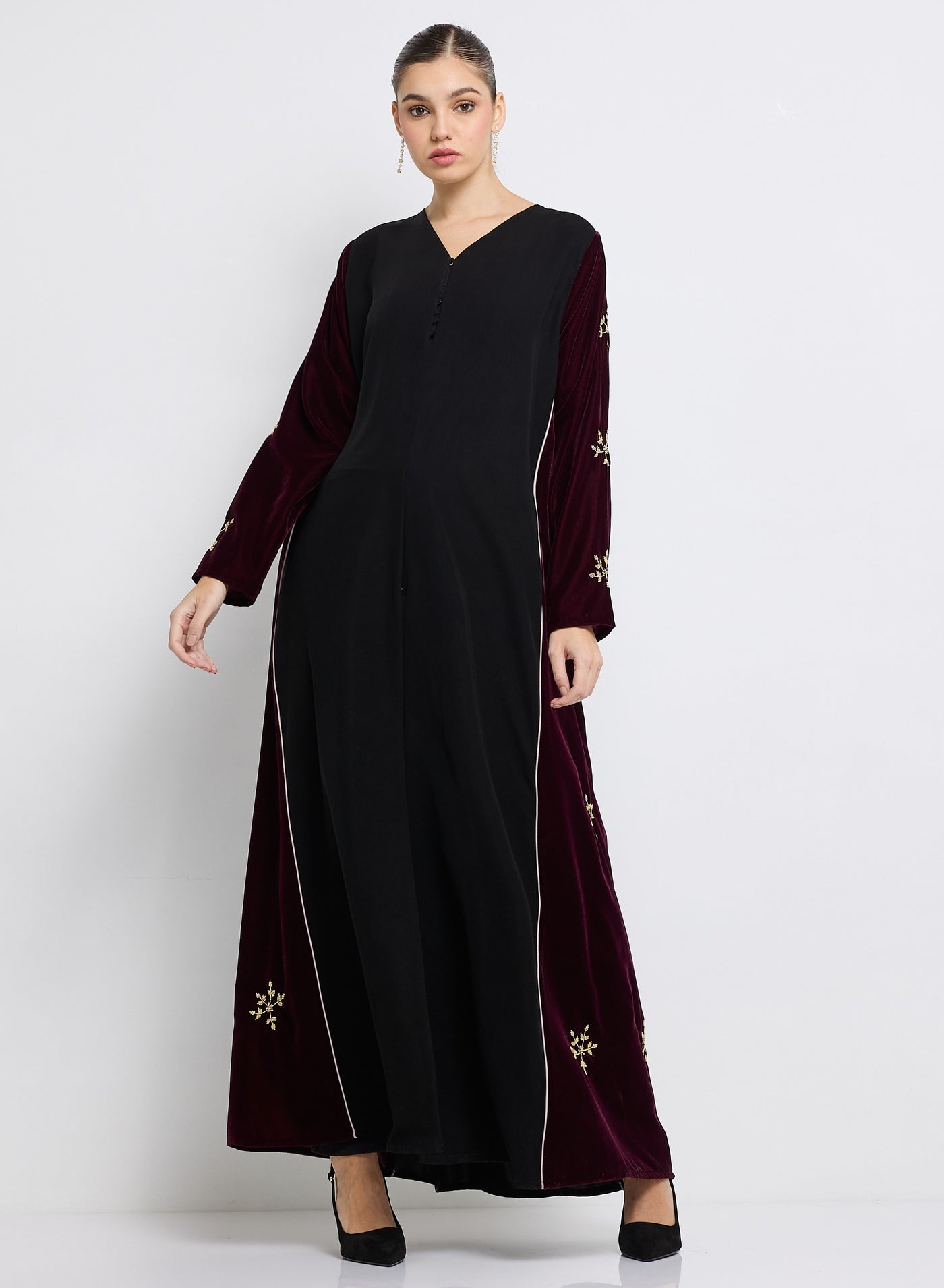 عباية مخملية باللون العنابي مع تطريز وتصميم الجوان...