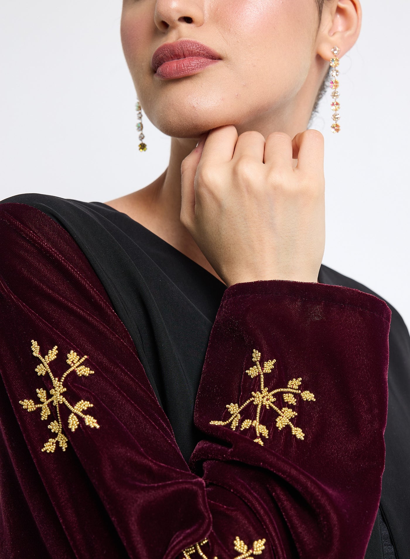 عباية مخملية باللون العنابي مع تطريز وتصميم الجوان...