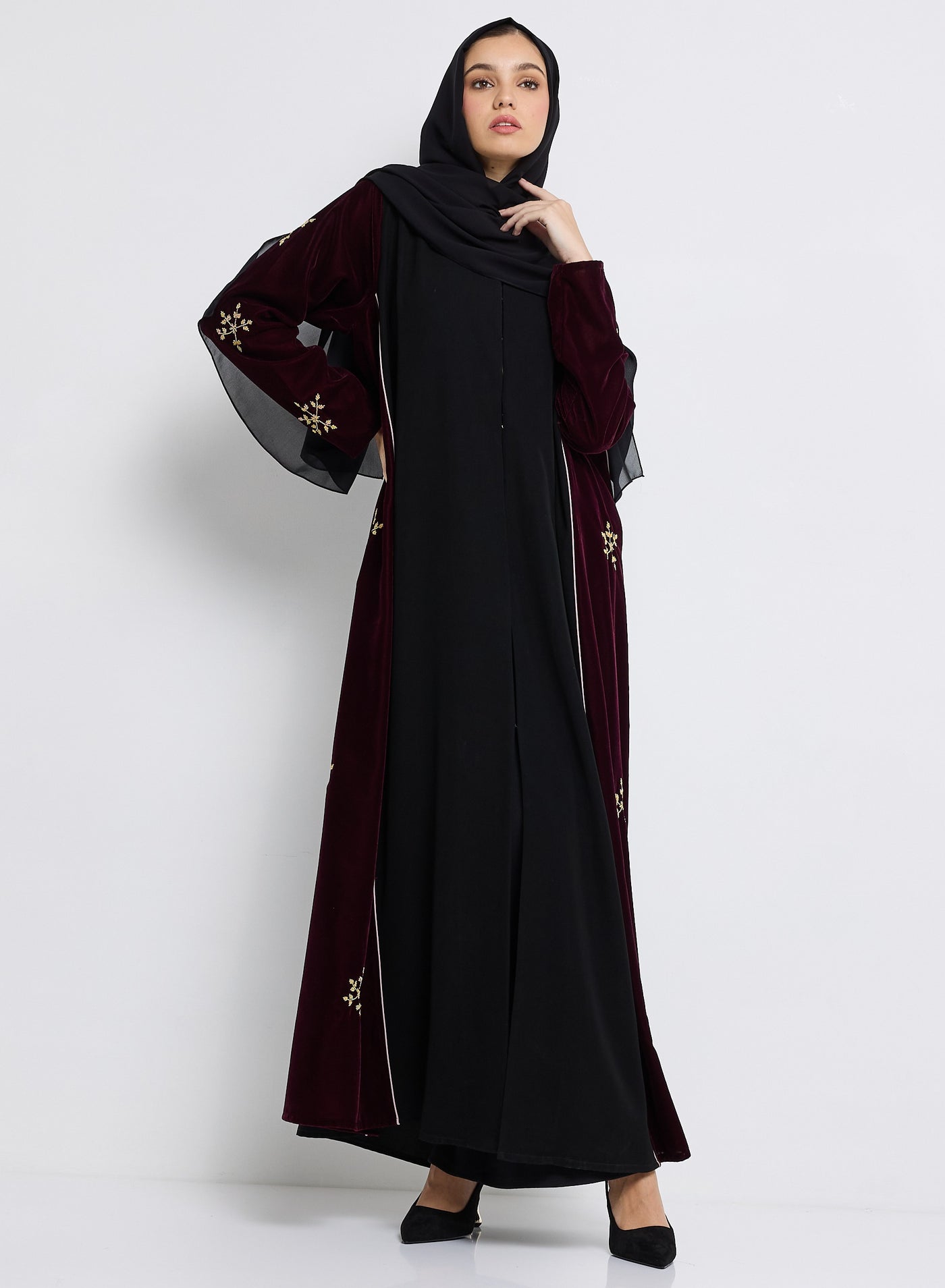 عباية مخملية باللون العنابي مع تطريز وتصميم الجوان...