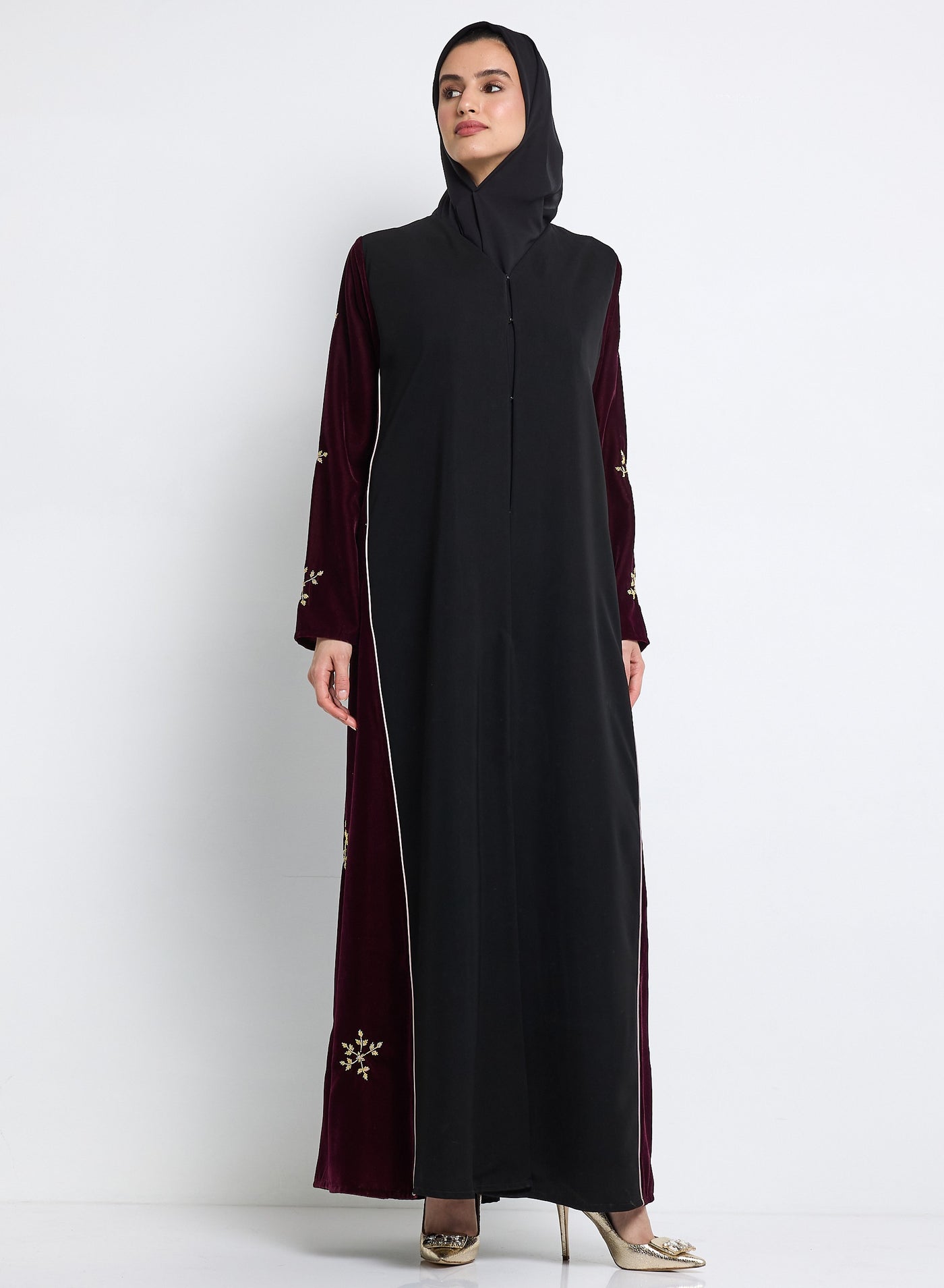 عباية مخملية باللون العنابي مع تطريز وتصميم الجوان...