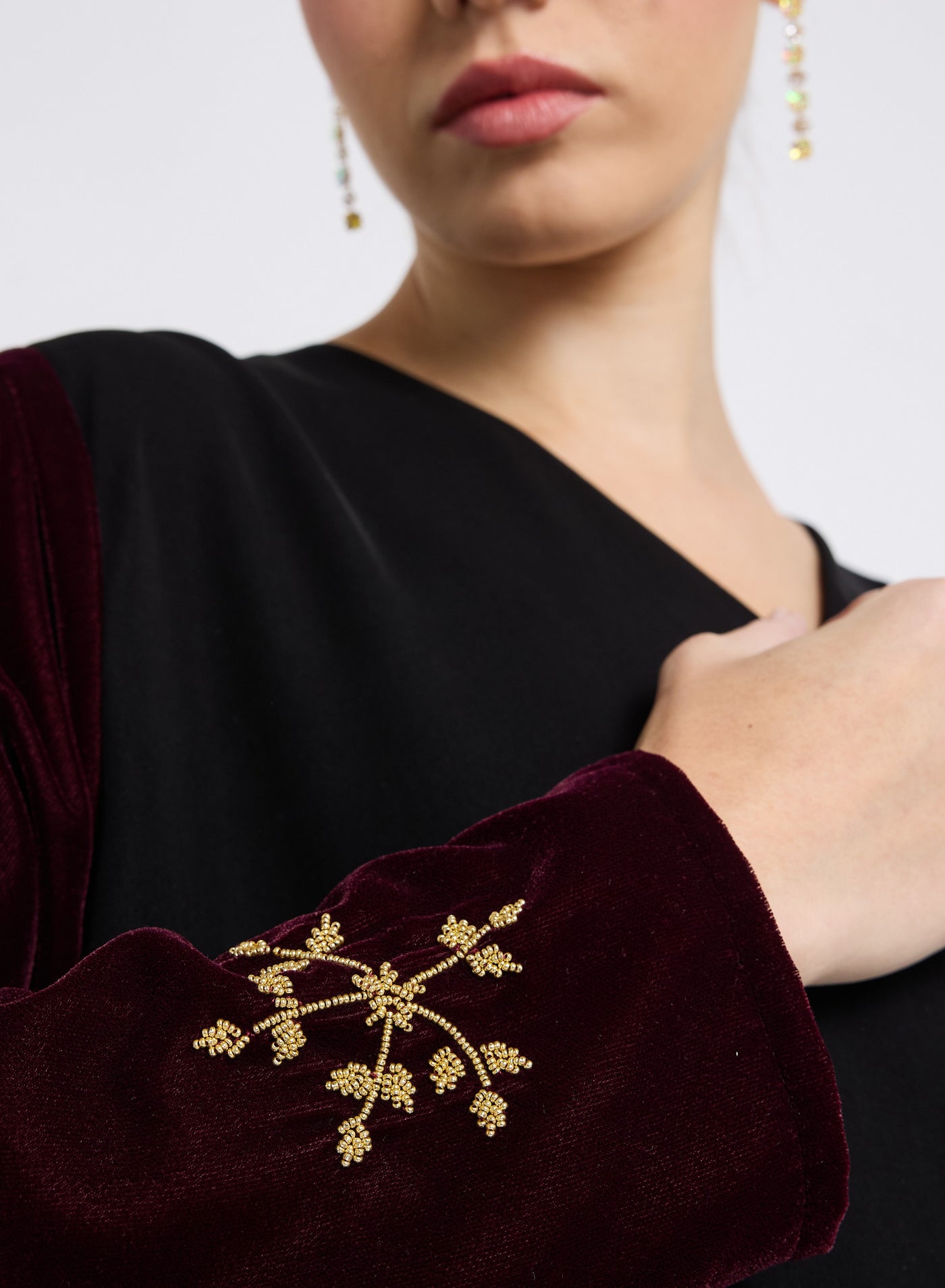 عباية مخملية باللون العنابي مع تطريز وتصميم الجوان...