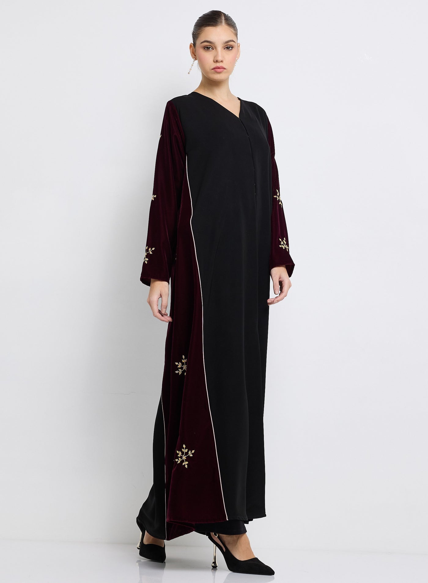 عباية مخملية باللون العنابي مع تطريز وتصميم الجوان...