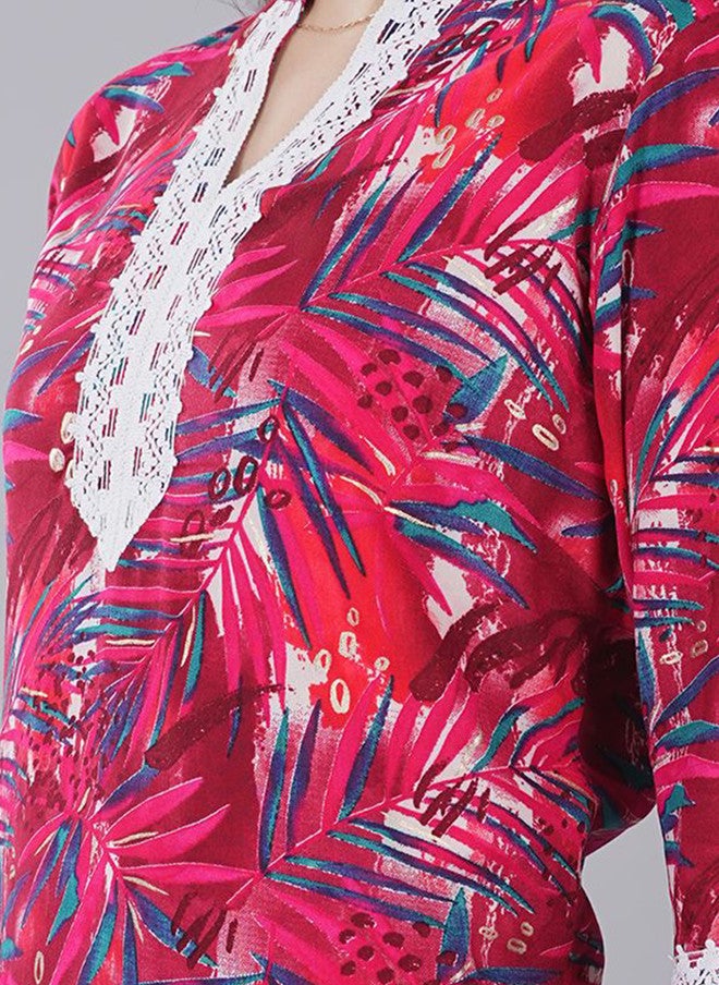 FIMS تي شيرت مزخرف بالأزهار باللونين الوردي والأبيض بتصميم على شكل حرف V - Image 2