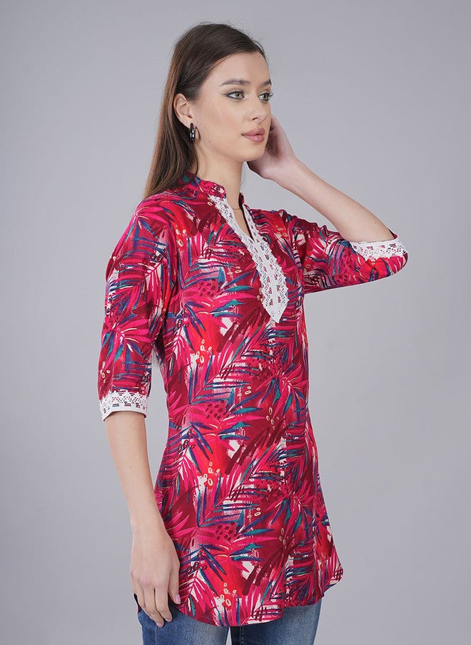 FIMS تي شيرت مزخرف بالأزهار باللونين الوردي والأبيض بتصميم على شكل حرف V - Image 3