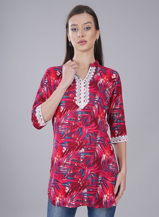 FIMS تي شيرت مزخرف بالأزهار باللونين الوردي والأبيض بتصميم على شكل حرف V - Image 1