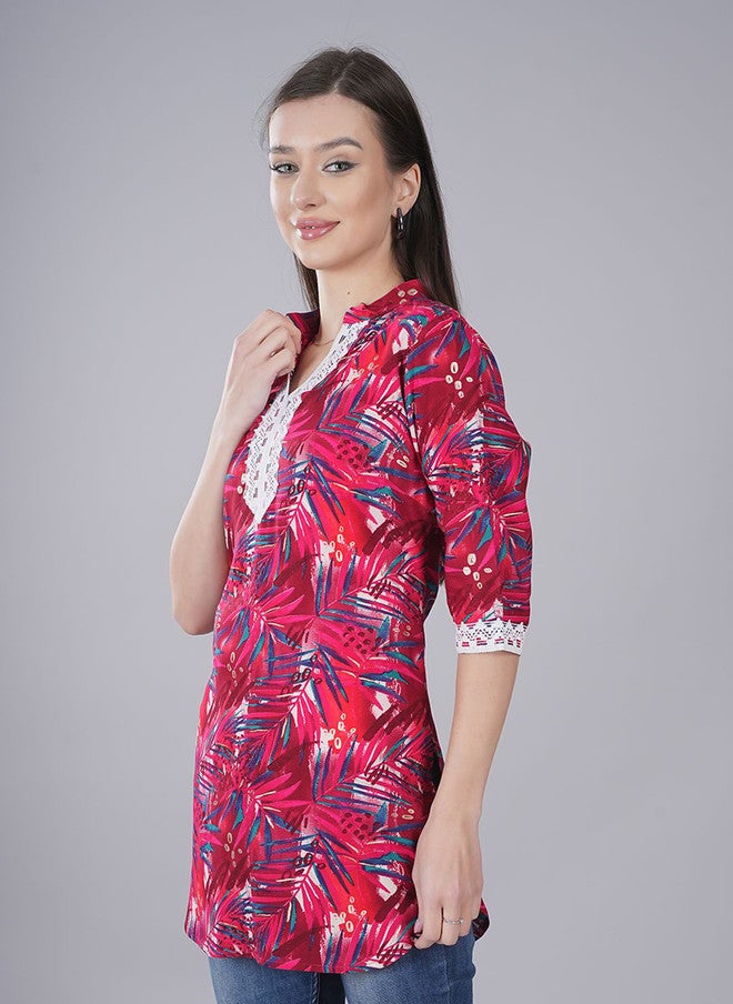 FIMS تي شيرت مزخرف بالأزهار باللونين الوردي والأبيض بتصميم على شكل حرف V - Image 4