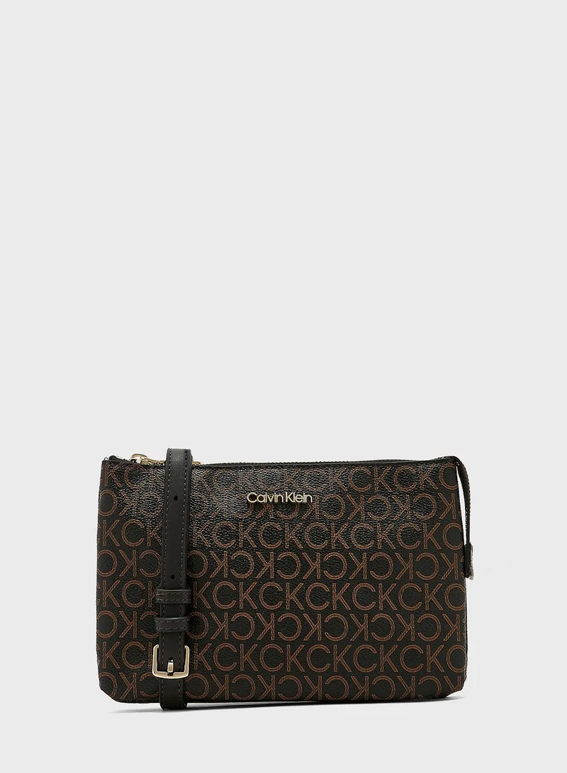 كالفن كلاين شنطة مع حمالة اكتاف طويلة