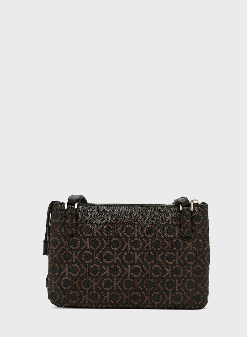 كالفن كلاين شنطة مع حمالة اكتاف طويلة