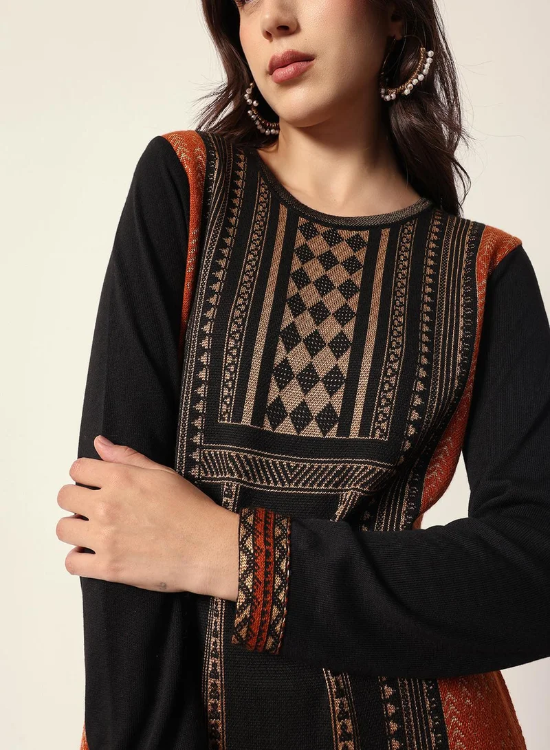 آي شين كرتة جاكار منسوجة بتصميم أسود بقصة مستقيمة